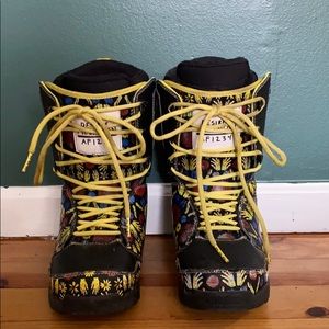 Snowboard boots